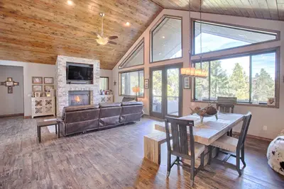 Image de New! High End Cabin -  Stellar reviews! Pet friendly- Oversized private deck.