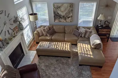 Image de Conveniently located spacious townhome.