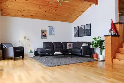 Image de Perfect hideaway: all-season, open concept cottage overlooking Lake Eugenia