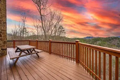 Image de Breathtaking Views – No-Stair Entry, Hot Tub, Pool Table & Seasonal Pool Access