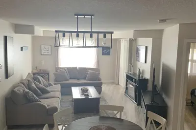 Image de Lake Front Condo with Easy Access, 2 Beds. and a Den Sleeps 6