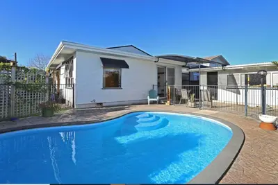 Image de Central Hastings with In-ground Pool