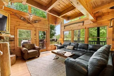 Image de This cabin is a 2 bedroom(s), 2 bathrooms, located in Sevierville, Tn.