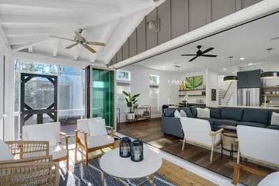 Image de Modern Beach Home w/ Golf Cart for 6, Great Patio + Free Attraction Tickets!