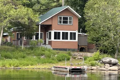 Image de Tranquil lake front cabin on Black Lake