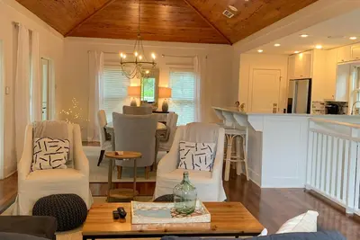 Image de Beautiful, 3 bedroom, 3. 5 bath home. 4 minute walk to the beach.