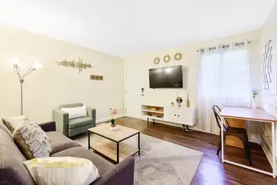 Image de ★Dapper Digs★ King Bed ★ Long Term Stays ★ Duke★