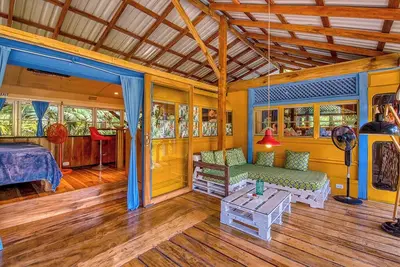 Image de The School Bus is located on beautiful Beach front property