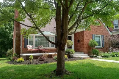 Image de Spacious Home - Sleeps 8 Fire-pit 1 Block to Eku & Downtown, 2 Miles to I-75