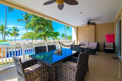 Image de Ocean front and just steps from the pools and ocean!
