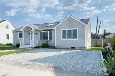 Image de Sold out for the 2026 season - Newly renovated 2 bedroom and 2 bath cottage.