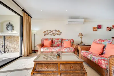 Image de Second-floor apartment with ocean & mountain views, outdoor pool & lanai, Ac