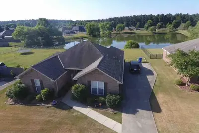 Image de County Road, Country Setting, Close to Everything!