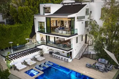 Image de Franklin Modern - Hollywood Hills Estate with Theater, Pool, & Views