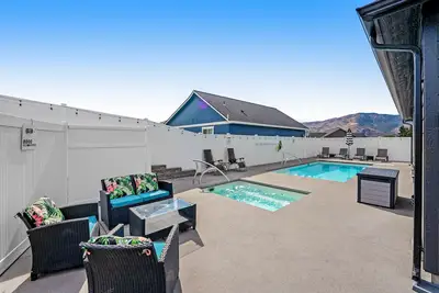 Image de Stylish, Dog-Friendly Home w\/ a Private Pool, Hot Tub, Free WiFi, & Central Ac
