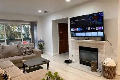 Image de Turnkey Stay: Wi-Fi, Netflix, Fireplace, Garage, W/D in unit.
