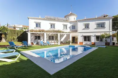 Image de Maison de vacances 'Villa Eden Nerja' avec vue sur les montagnes, piscine, jardin et terrasses