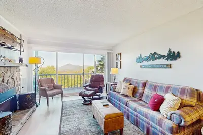 Image de Comfortable Family Condo w/ a Gas Fireplace, Full Kitchen, & Views!
