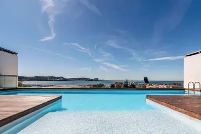 Image de Gorgeous apart in Alges with Stunning Rooftop Pool