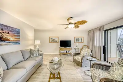 Renovated Condo in an Oceanfront Complex with Ac, Lanai, and Pool/Hot Tub Access