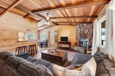 Image de Dog-friendly mountain getaway near town & skiing w/ gas grill & spacious deck