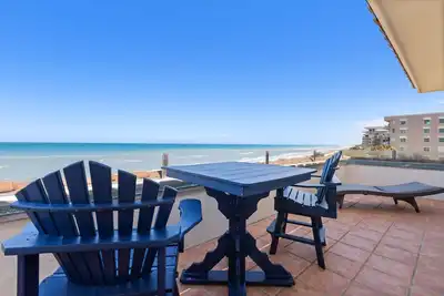 Image de Captivating & Spacious 2 primary suites/2. 5 bath Oceanfront Condo