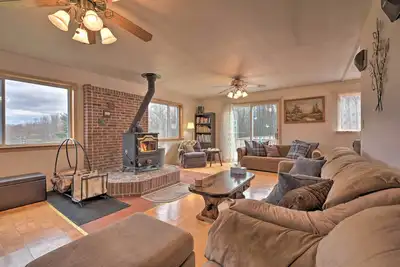 Image de Private Hot Tub & Fireplace: Poconos Home!