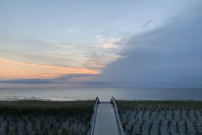 Image de Ocean view sunrise from bed! Private Beach & Pool @ The Ocean Club @ Mantoloking