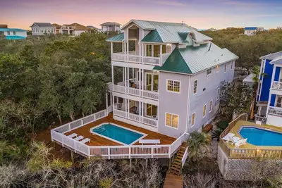 Image de The Great Escape - Huge 3 Story Lakefront Home with Private Pool & Near the Beach