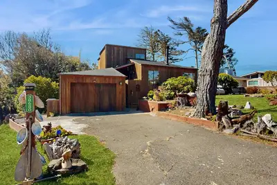 Image de Beautifully Crafted Ocean View Home w/ Fireplace & WiFi - Walk to Town/Beach