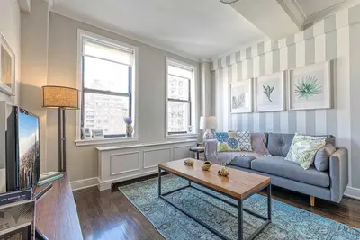 Image de Stately + Spacious Uws 1br w/ Doorman + Gym by Blueground