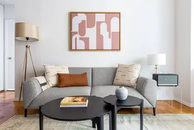 Image de Airy Midtown 2br w/ Gym, Doorman, walk to Central Park, by Blueground