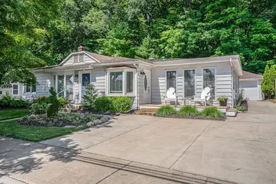 Image de Fantastic Retreat Near the Lake w/ a Spacious Deck, Firepit, & Private Hot Tub