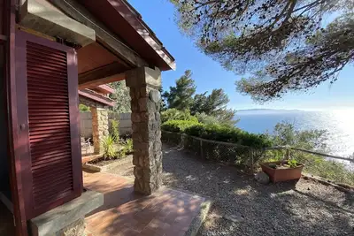 Image de Villa avec grandes fenêtres, vue suprenante sur la mer et accès à la plage.