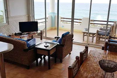 Image de Full beachfront condo, superb sea views! 2bd/2bt, Guest-friendly, pool/Tv/WiFi