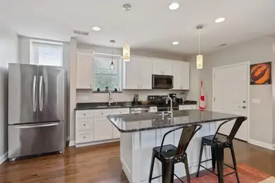 Image de *Comfortable & Spacious Home Close to Downtown*