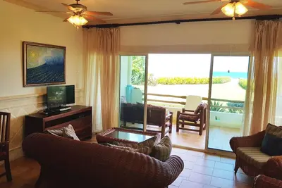 Ocean-view 2bd guest-friendly condo steps from the sea