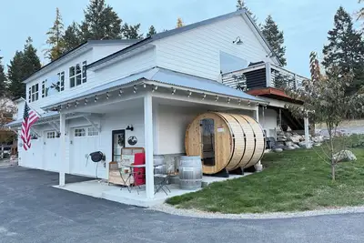 4 Seasons Flathead Getaway - Hot Tub & Sauna!