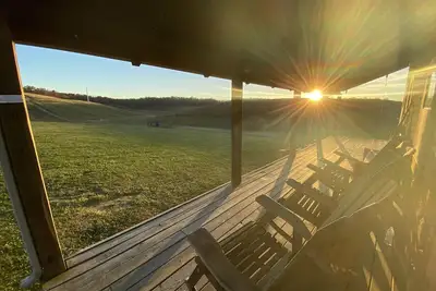 Image de Timber Cabin Set on 300 Private Acres 20 Miles from Hocking Hills