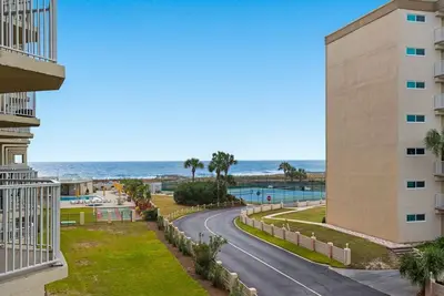 Image de Gulf View, Updated Condo, Steps from the ocean, Short Drive to Shopping