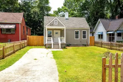 Image de Gorgeous new home minutes away from downtown Atl