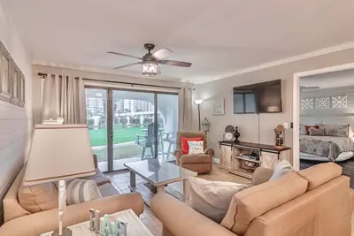 Image de Ground floor Sand Dollar golf villa | Easy walk to sand, dining & convention