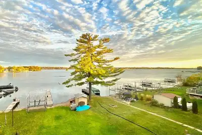Image de Luxury Lakefront Home w Miles of Lake Views, private pier, lake toys & game room