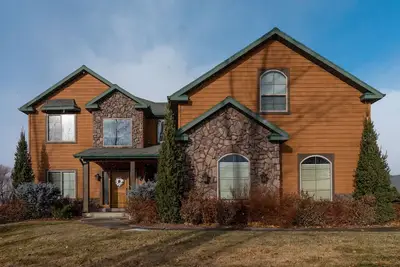 Image de Gorgeous Eden 5200 sq ft Home Near 3 Ski Resorts