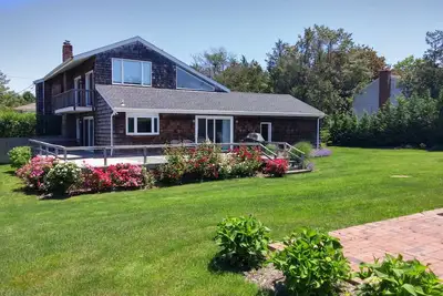 Image de Idyllic quiet retreat, golf course views, newly renovated in Hamptons style.