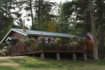 Image de Cabin near Flathead Lake is walking distance to food, shopping and lake view.