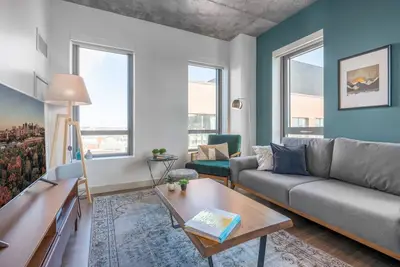 Image de Sleek Kendall Sq 2br, Gym, Doorman, walk to Mit by Blueground