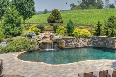 Image de Luxury Blue Ridge Cabin · Heated Pool, Sauna, Hot Tub · 2 Game Rms · Sleeps 8–20