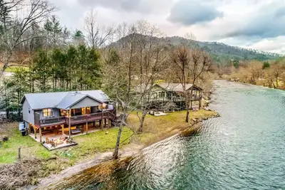 Image de Charming Riverfront Retreat With Deck, Yard, Private Hot Tub, Fireplace & Grill