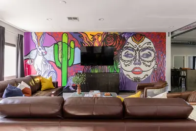 Image de Luna & Stellar by AvantStay | Modern Artist's Loft Buyout w/ 10 BRs